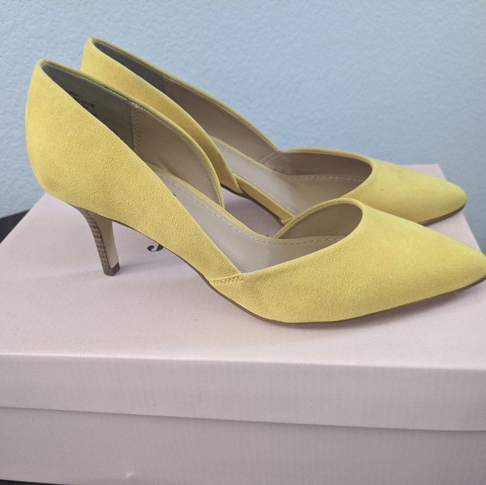 Yellow pumps